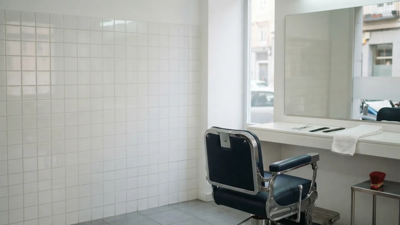 Sillón de barbero junto al espejo en una peluquería en Ciudad Lineal